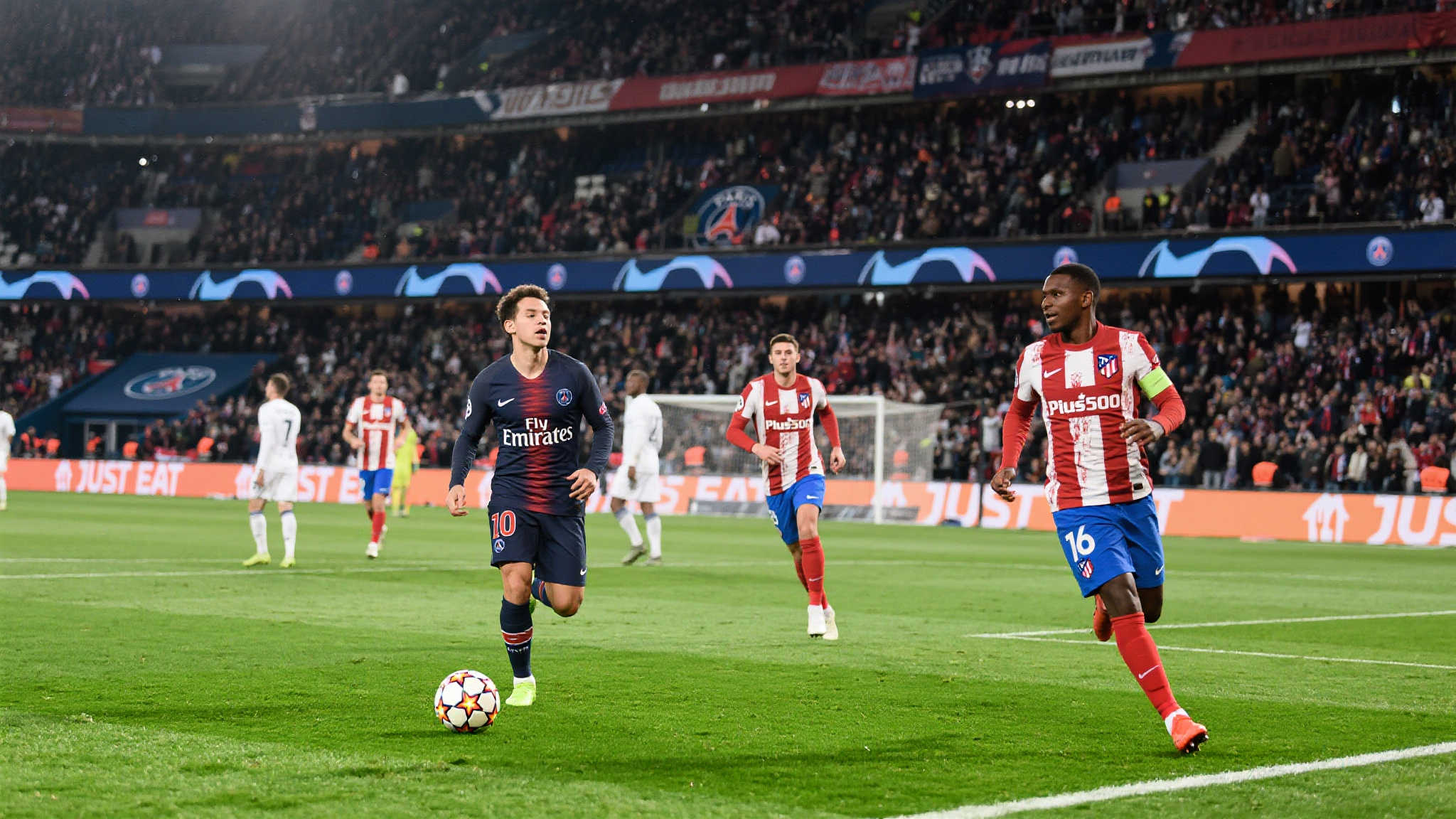 “巴黎闪耀!4-0横扫马竞,80619名球迷见证激情时刻” 近年来,足球不仅成为全球体育赛事的焦点,同时也演变