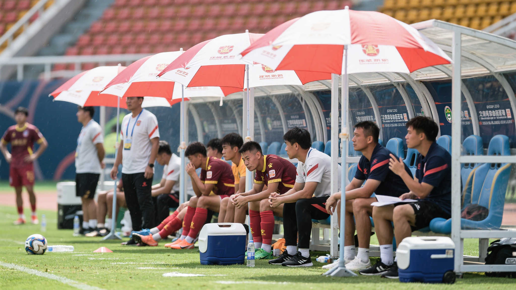 “热到不行!世俱杯经典一幕:替补席撑伞看比赛” 为了应对高温,球队工作人员为替补席准备了遮阳伞,确
