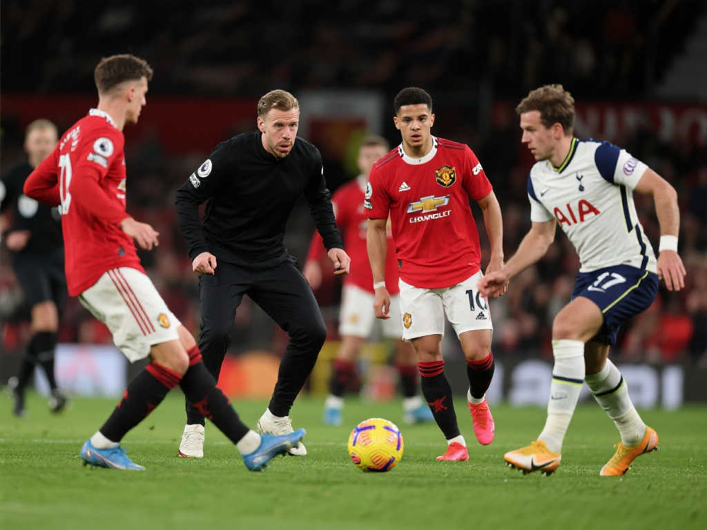 一针见血！伊布直言：滕哈格必须调整思路，曼联非阿贾克斯